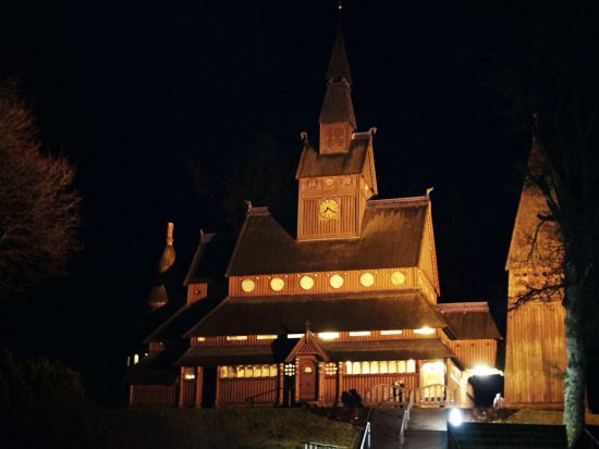Stabkirche bei Nacht