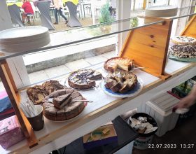 ...diesen leckeren Kuchen zu kaufen...